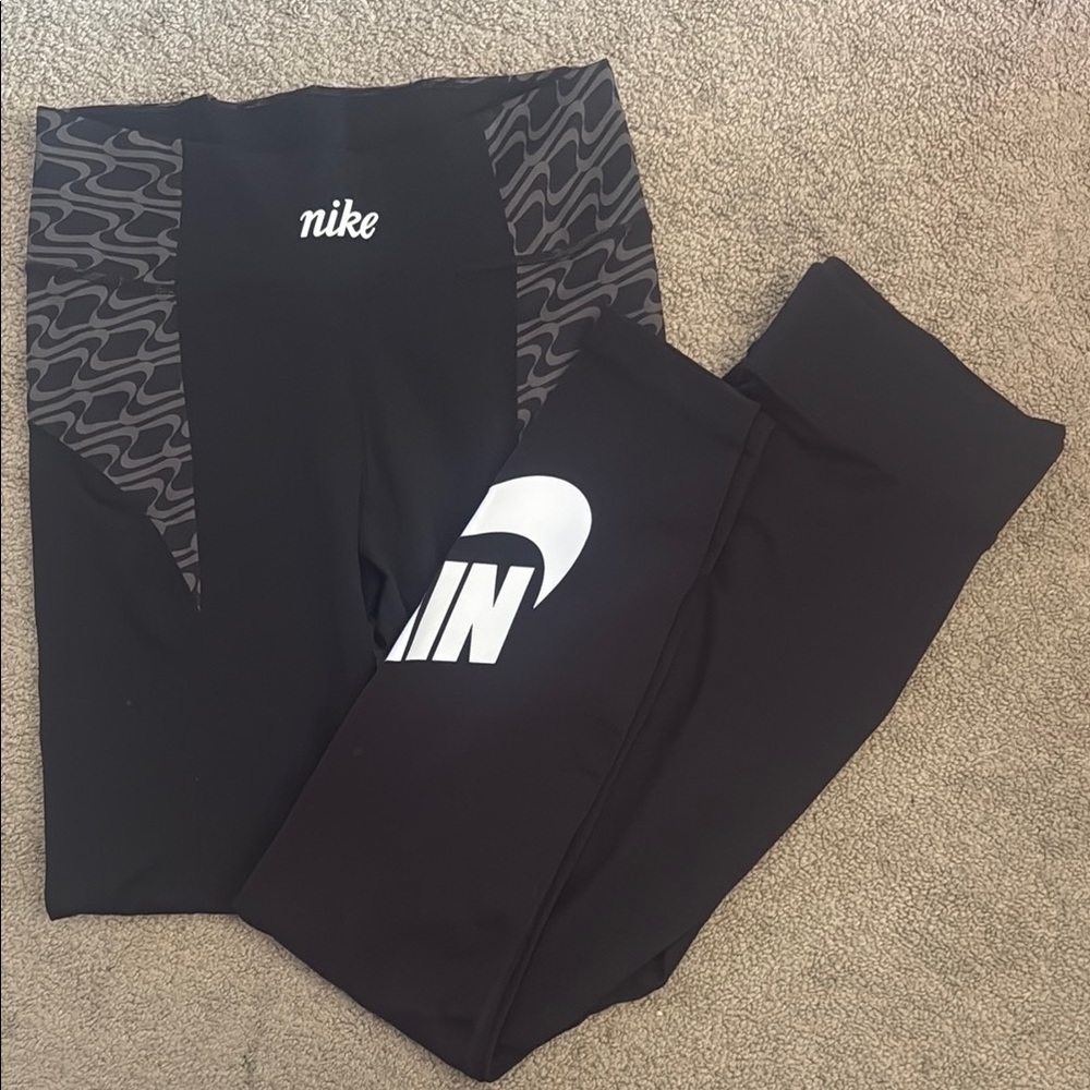 Nike Black Leggings Sleek Design Athletic Fit